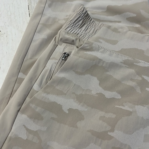 Athleta Brooklyn Textured Camo Joggers Size 10 - Picture 8 of 12